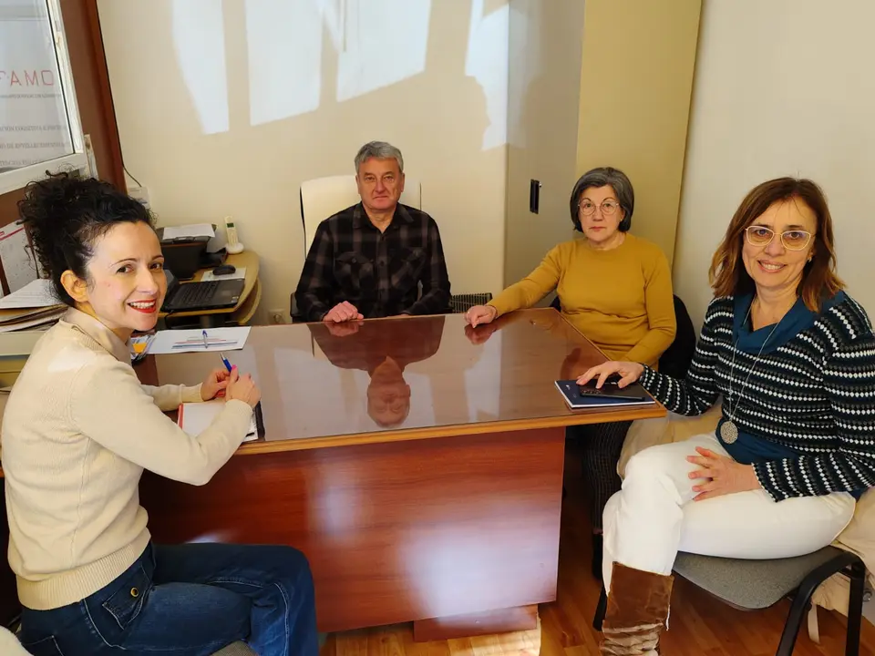 Katy Varela e Raquel Arias coa asociación AFAMON