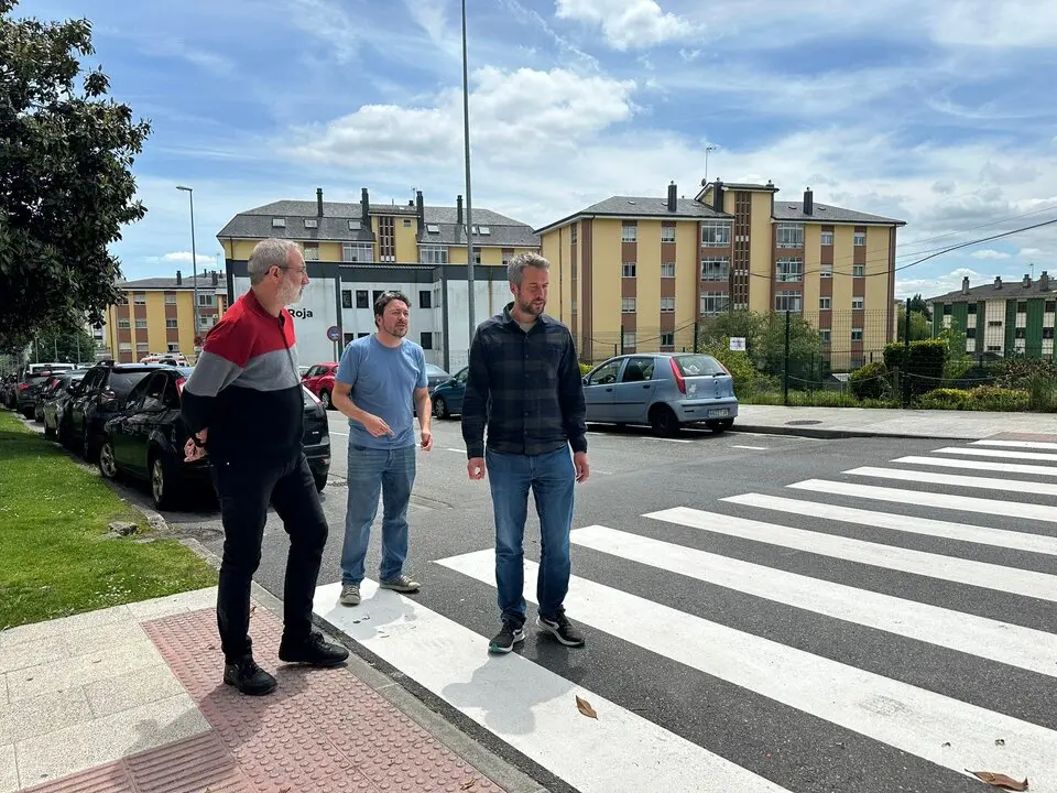 Rubén Arroxo y Alexandre Penas, en uno de los pasos de peatones recién pintados de la Avenida de Madrid
