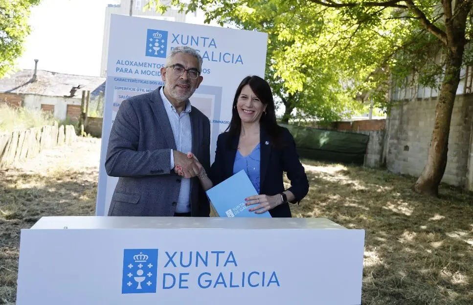 La conselleira María Martínez Allegue y el alcalde Miguel Fernández, durante la firma del convenio