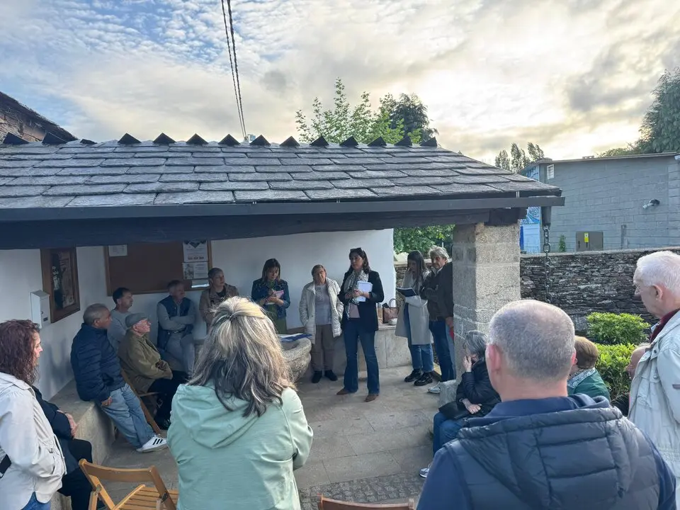 Un momento de la reunión de los concelleiros del PP de Lugo con vecinos de As Saamasas