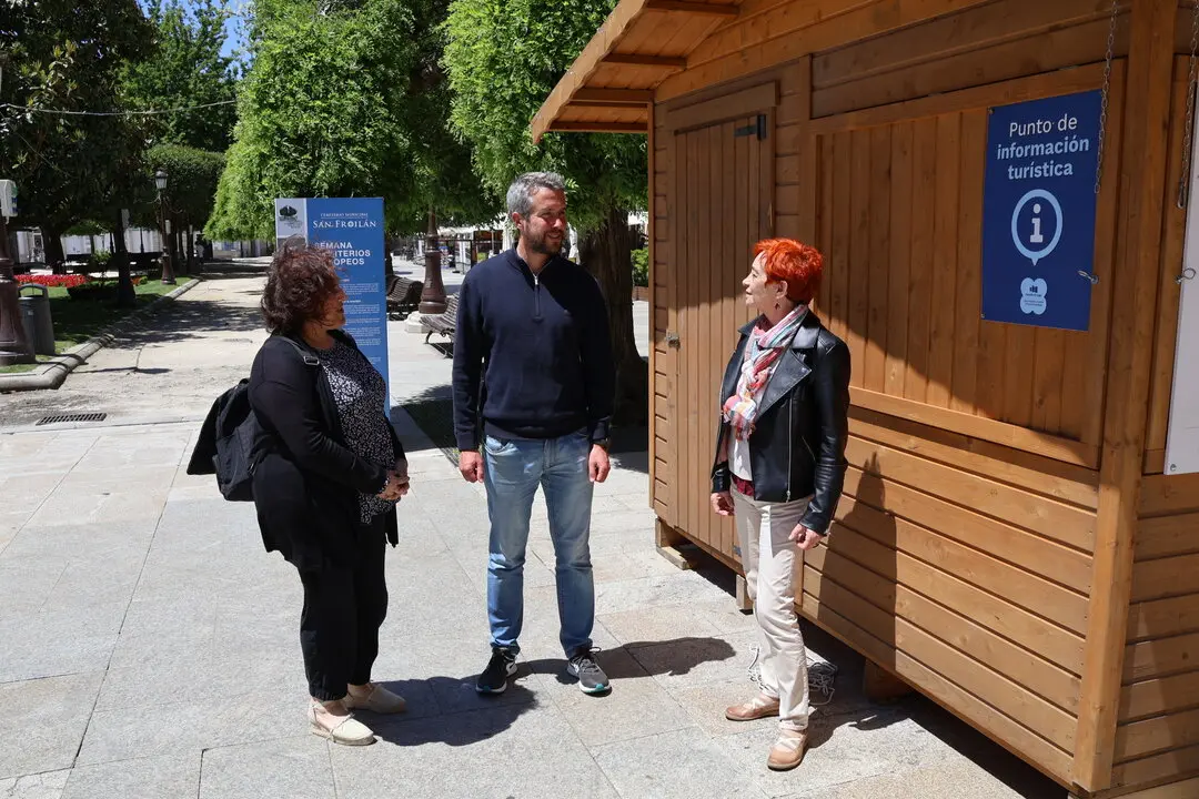 Rubén Arroxo, junto a un punto de atención turística