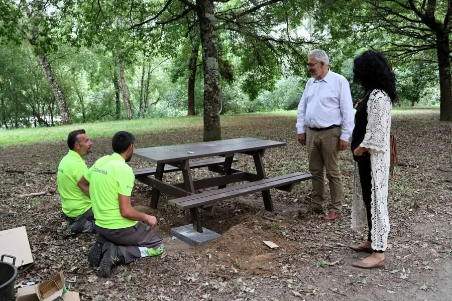 Miguel Fernández supervisa la instalación de una mesa con bancos en el Paseo do Miño