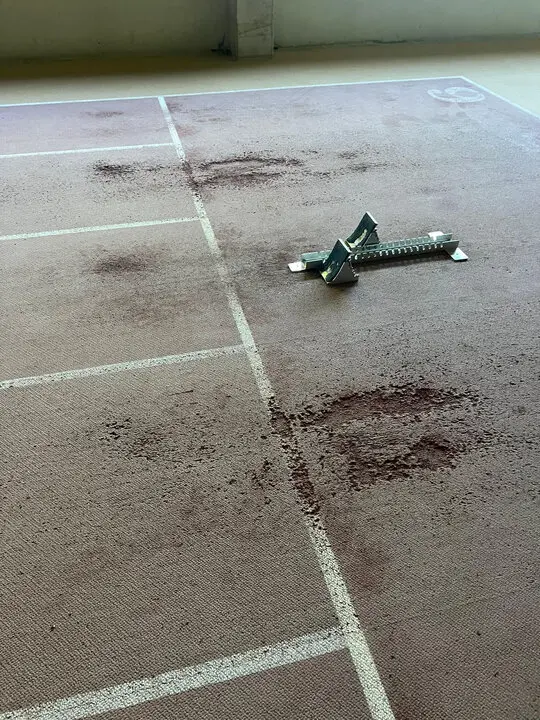 Salida de la recta del módulo cubierto del estadio Pérez Rivera de atletismo