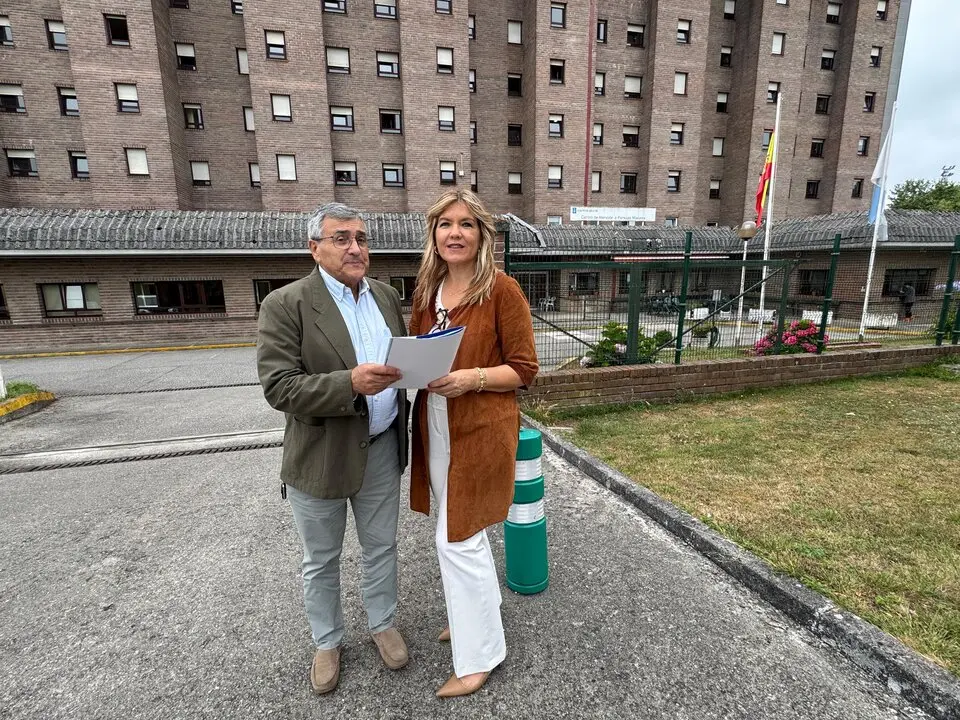 José Manuel Mato e Cristina Sanz diante da Residencia de As Gándaras