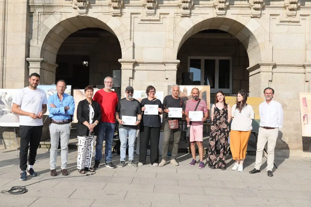 Foto de los premiados del Certamen de pintura en la Praza Maior