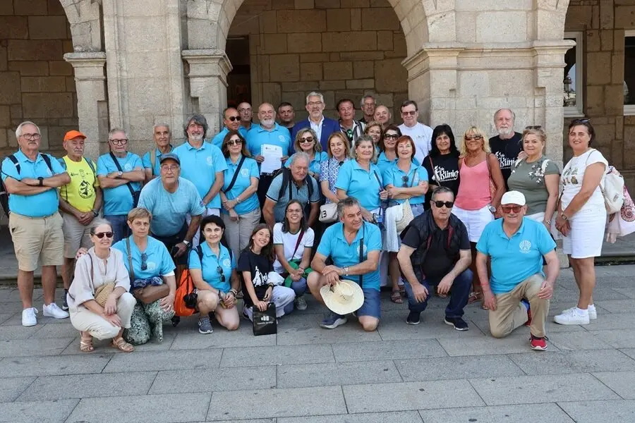 El alcalde Miguel Fernández, con representantes de los dos colectivos delante del Concello de Lugo