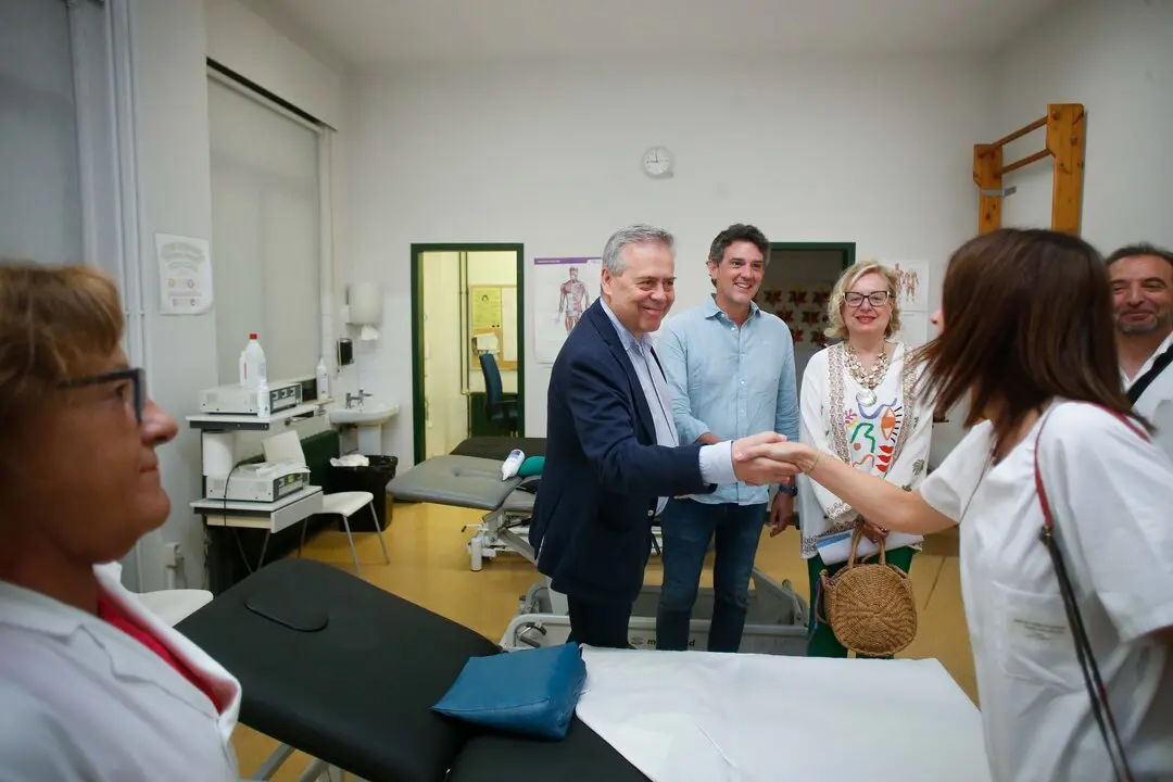 Becerreá. El Conselleiro de Sanidade, Antonio Gómez Caamaño, visita el Centro de Saude de Becerreá y el solar donde se construirá el nuevo. El Conselleiro ha estado acompañado por Javier Arias, Delegado Territorial de la Xunta en Lugo y de Manuel Martínez, Alcalde de Becerreá