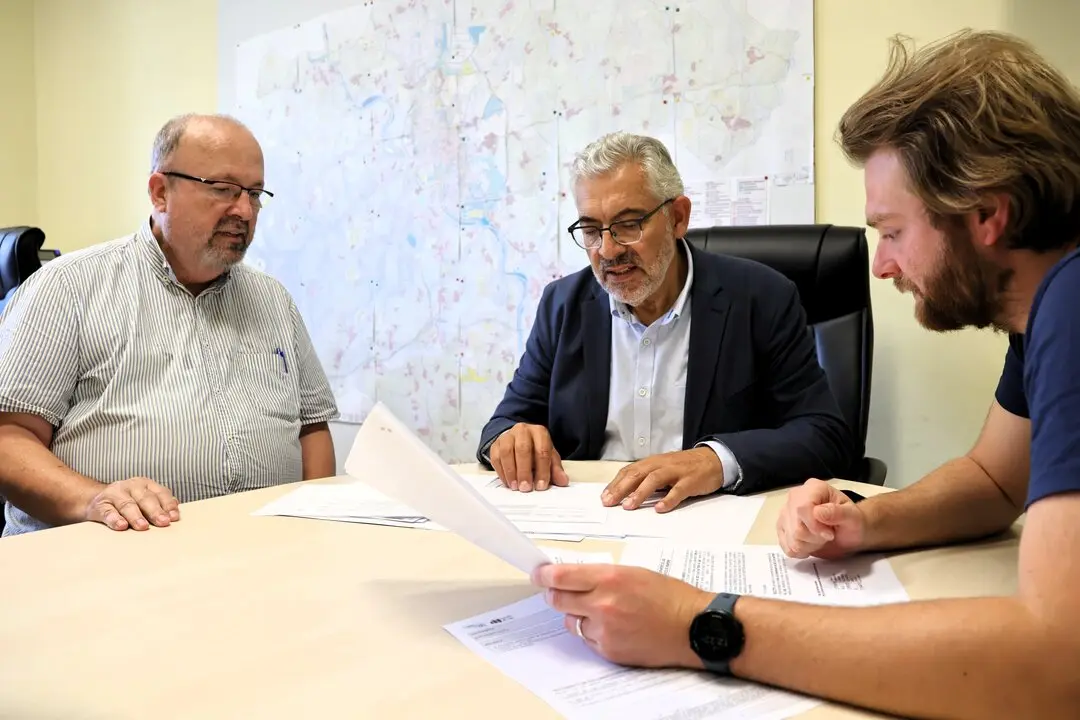 Miguel Fernández, durante una reunión para tramitar 900.000 metros cuadrados de suelo industrial y residencial en Lugo