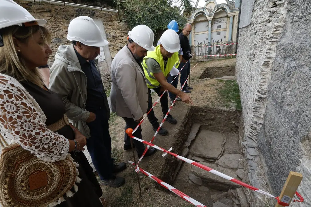 Miramontes observa los trabajos realizados en la iglesia de Esperante, en Lugo