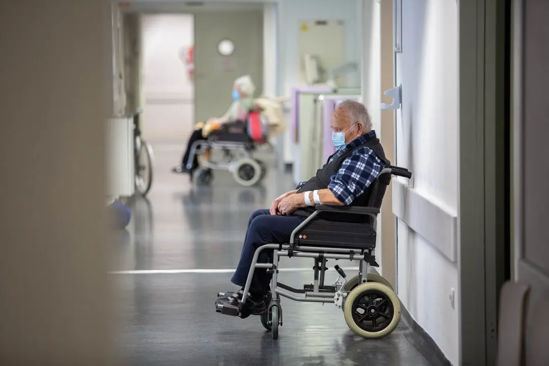 Dos personas mayores esperan en un hospital Ribera