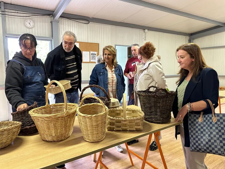 Curso de cestería organizado por el Concello y la Vicepresidencia de la Diputación en el barrio de A Ponte