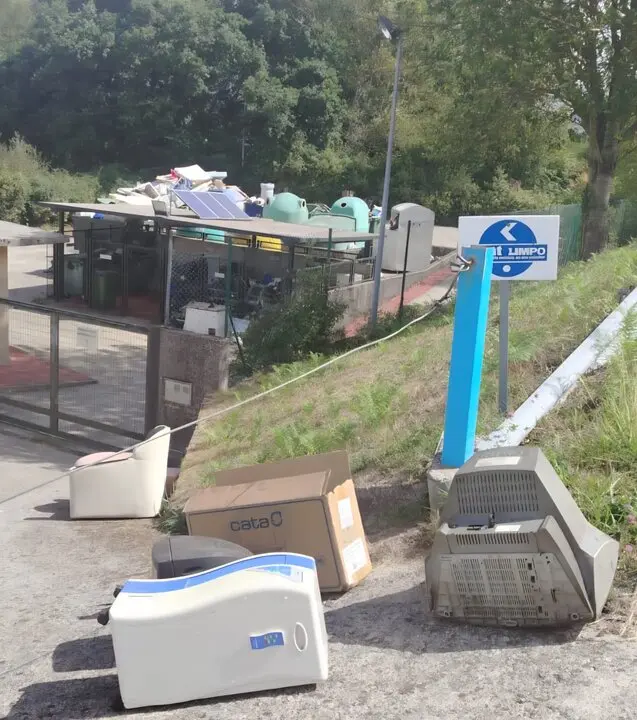 Acumulación de lixo ás portas do punto limpo de Samos (2)