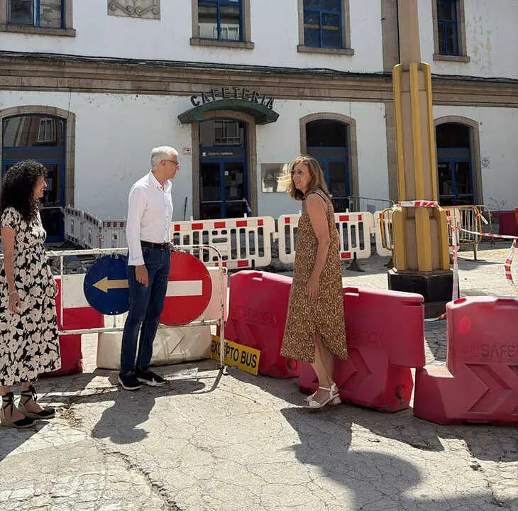 Conde, Varela e Arias na praza da Estación de Monforte en obras