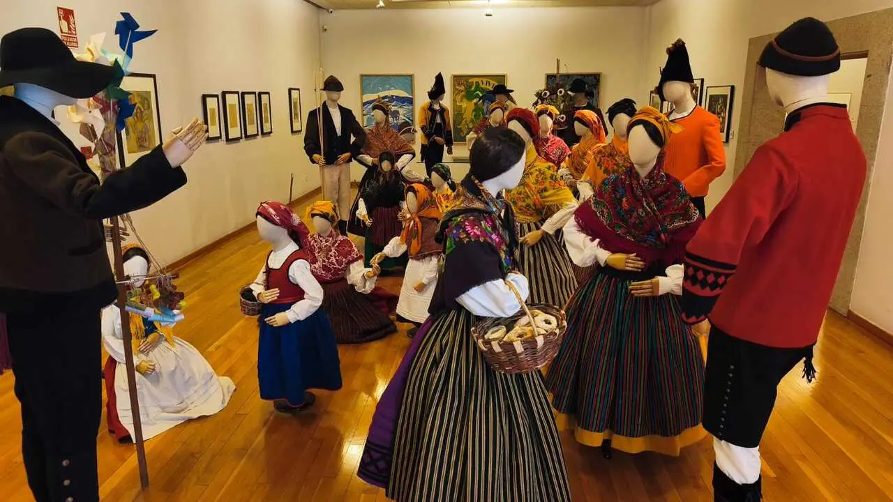 Maniquíes de la muestra «O Vestiario das Almas Pintadas. A indumentaria galega nos cadros costumistas»