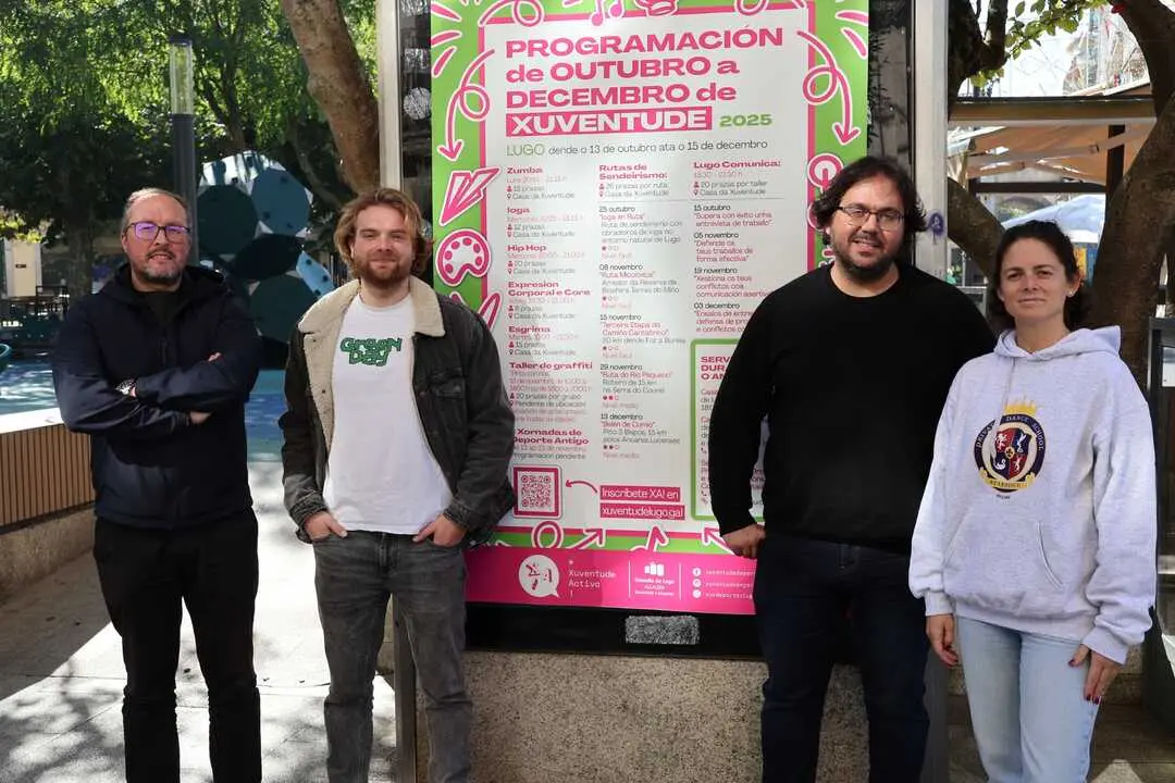 Jorge Bustos, junto al cartel emplazado en la Praza do Campo Castelo