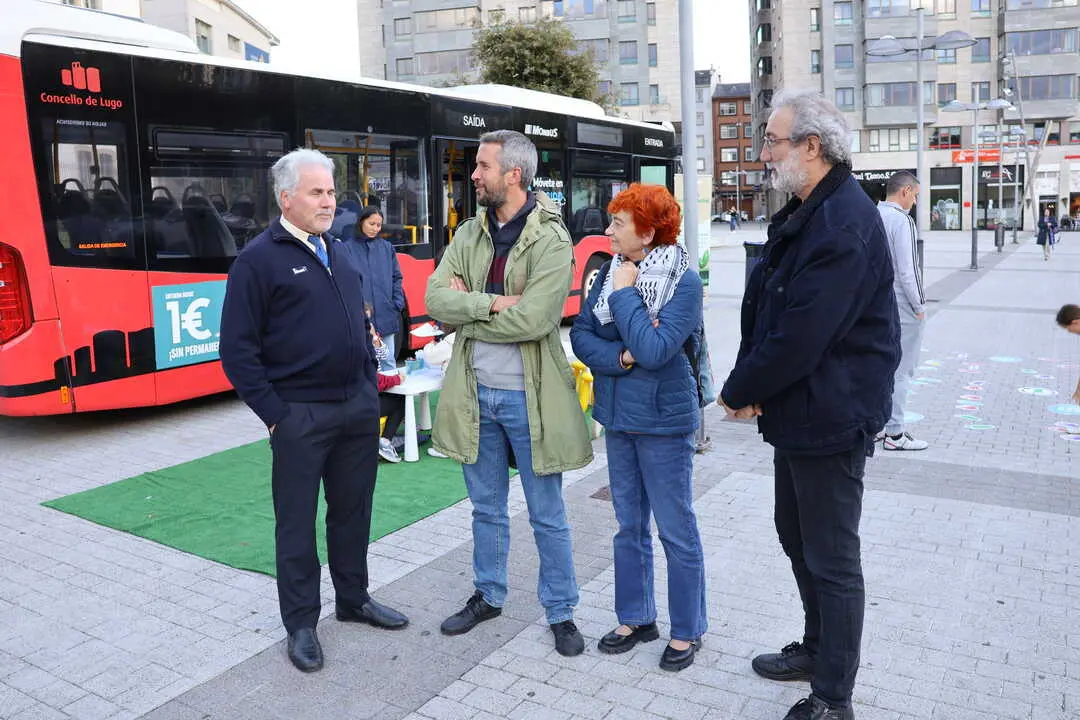 Los concelleiros del BNG, en la parada de autobuses de Ramón Ferreiro
