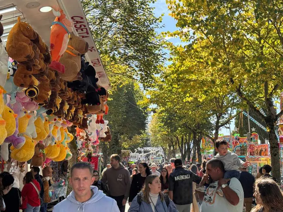 Imagen de una de las atracciones de San Froilán en los alrededores del Parque de Rosalía