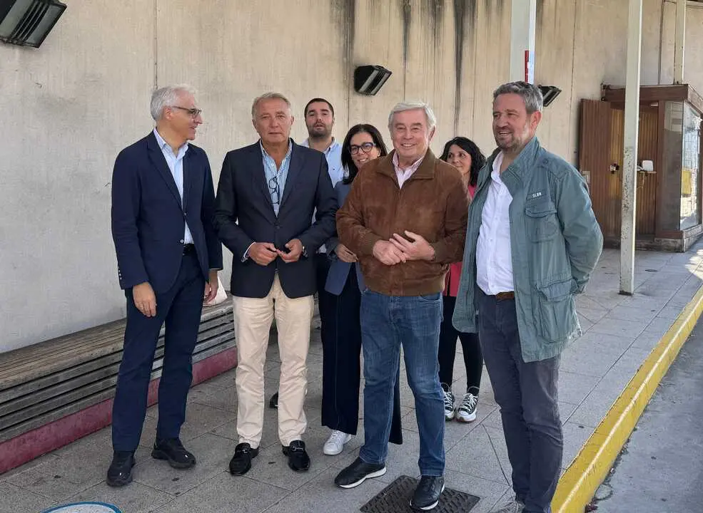 Deputados, senadores, alcalde e goberno local Palas na parada de autobuses