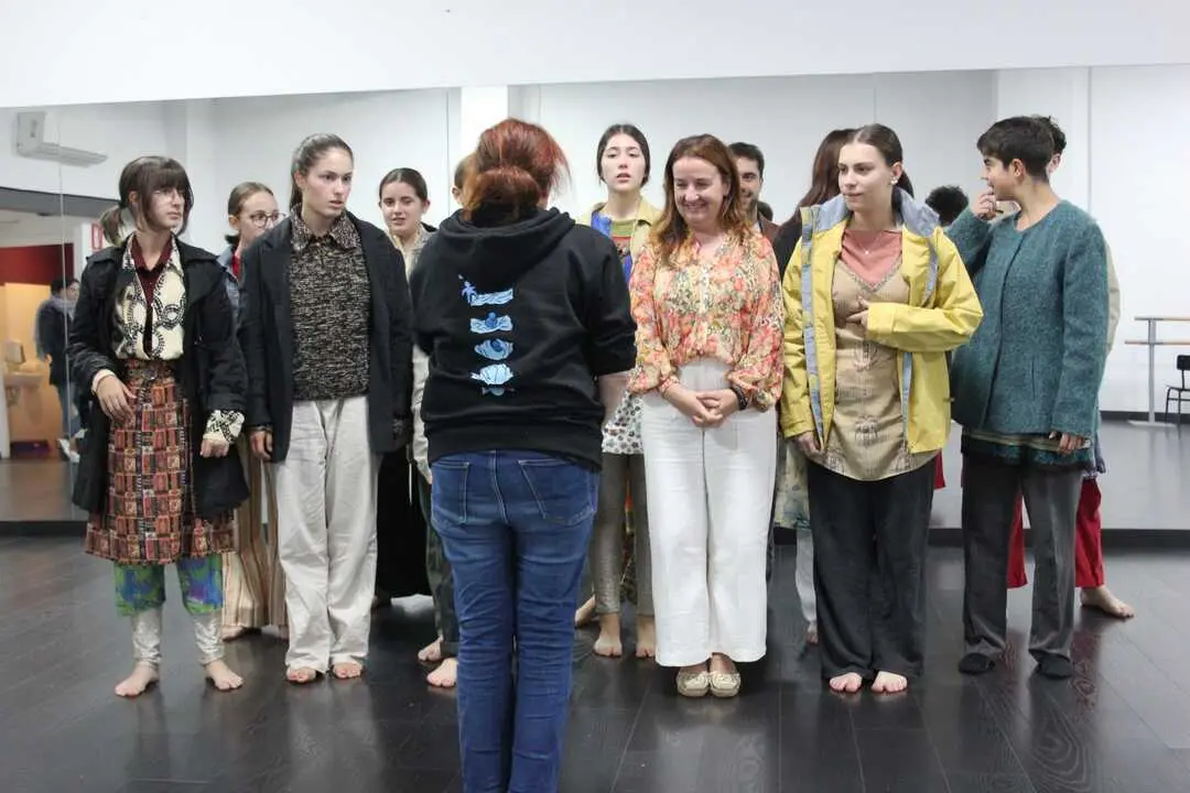 Cristina López, durante la visita a las instalaciones de Palimoco Teatro