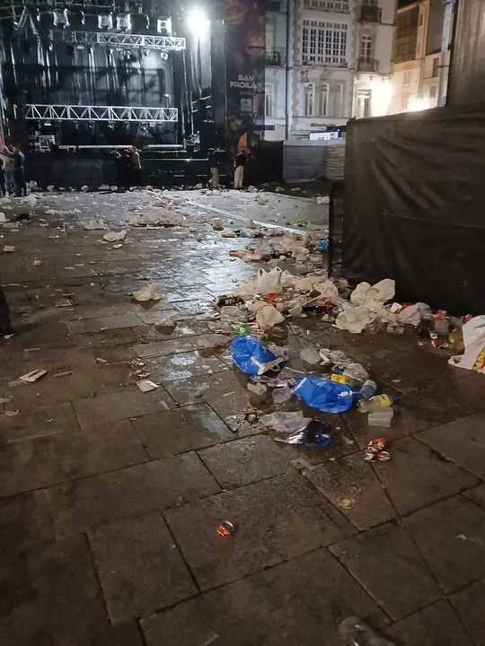 Basura depositada después de un concierto en la Praza de Santa María