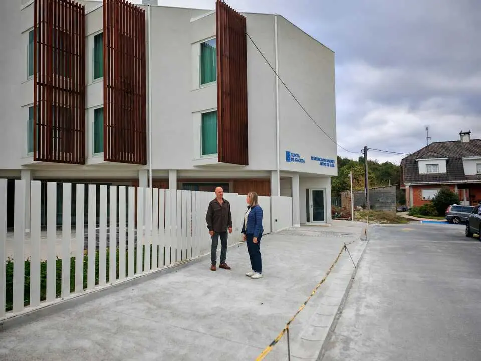 García Porto, ante la residencia de mayores de Antas de Ulla