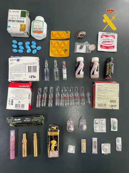 Sustancias encontradas en el maletero del vecino de Lugo interceptado en Becerreá. Guardia Civil