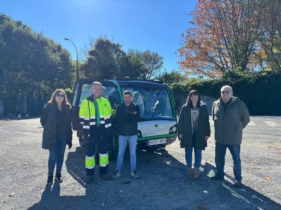 Marta Rouco, junto al nuevo vehículo adquirido por el Concello de Vilalba