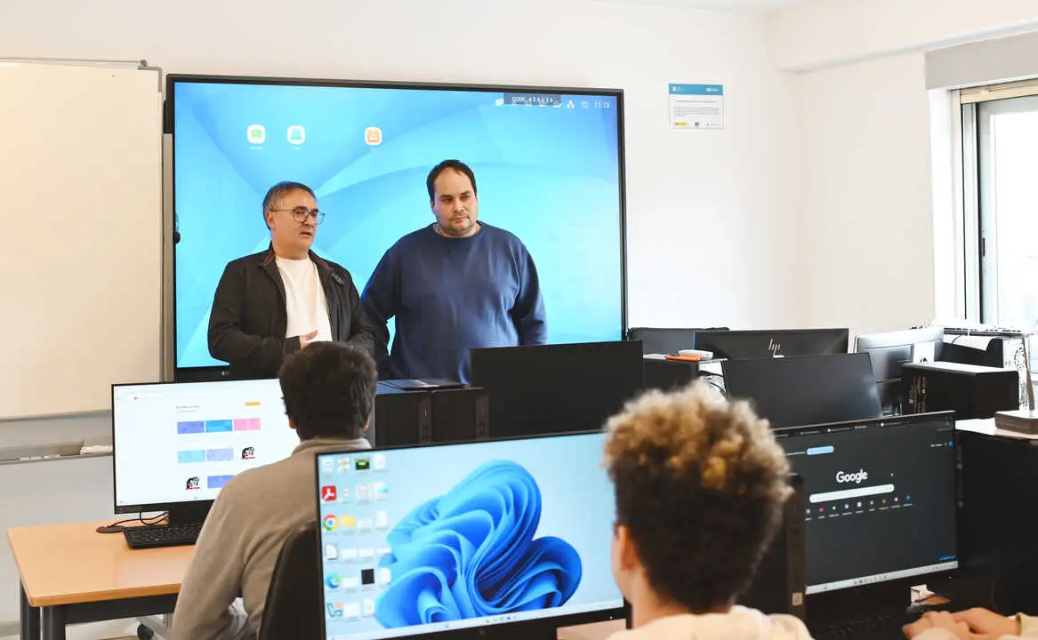 Iñaki Castiñeira, director de Xanela, durante la visita al IES Val do Asma