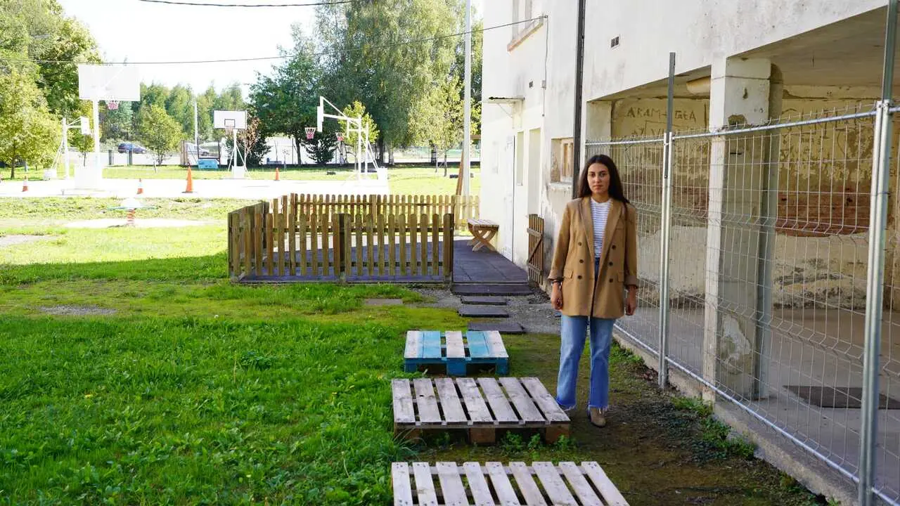 Nicole Grueira diante as actuais instalacións do PAI de Pol