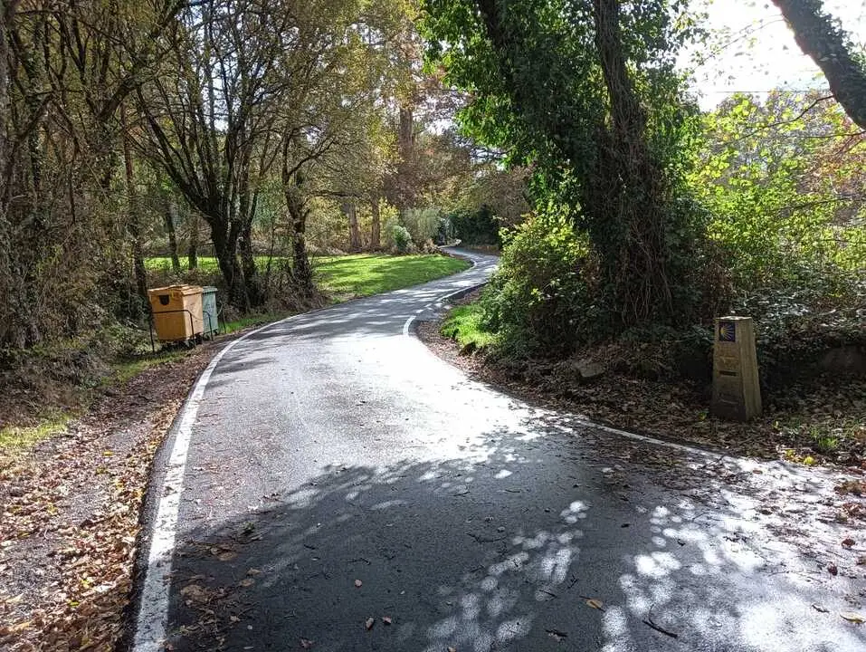 FOTO 2 GUITIRIZ - O Concello de Guitiriz mellora os accesos na parroquia de Santa Leocadia a través do Plan Camiña Rural