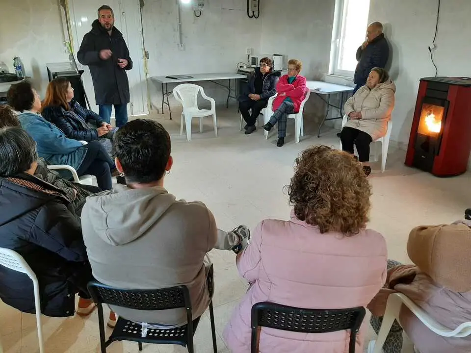 Rubén Arroxo explicó la iniciativa a los vecinos de Labio