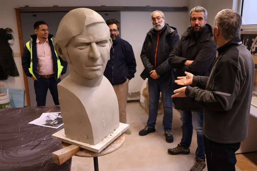 Rubén Arroxo y Alexandre Penas, en el taller en el que se prepara la escultura de Reboiras