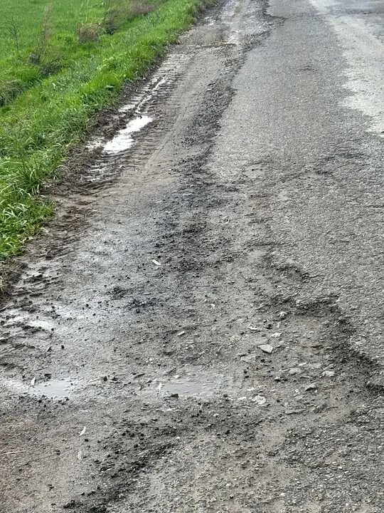 Pistas municipais en mal estado en Pol (2)