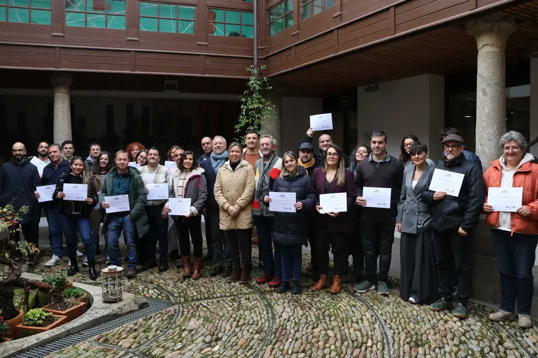 011225 FOTO Entrega diplomas curso APEHL