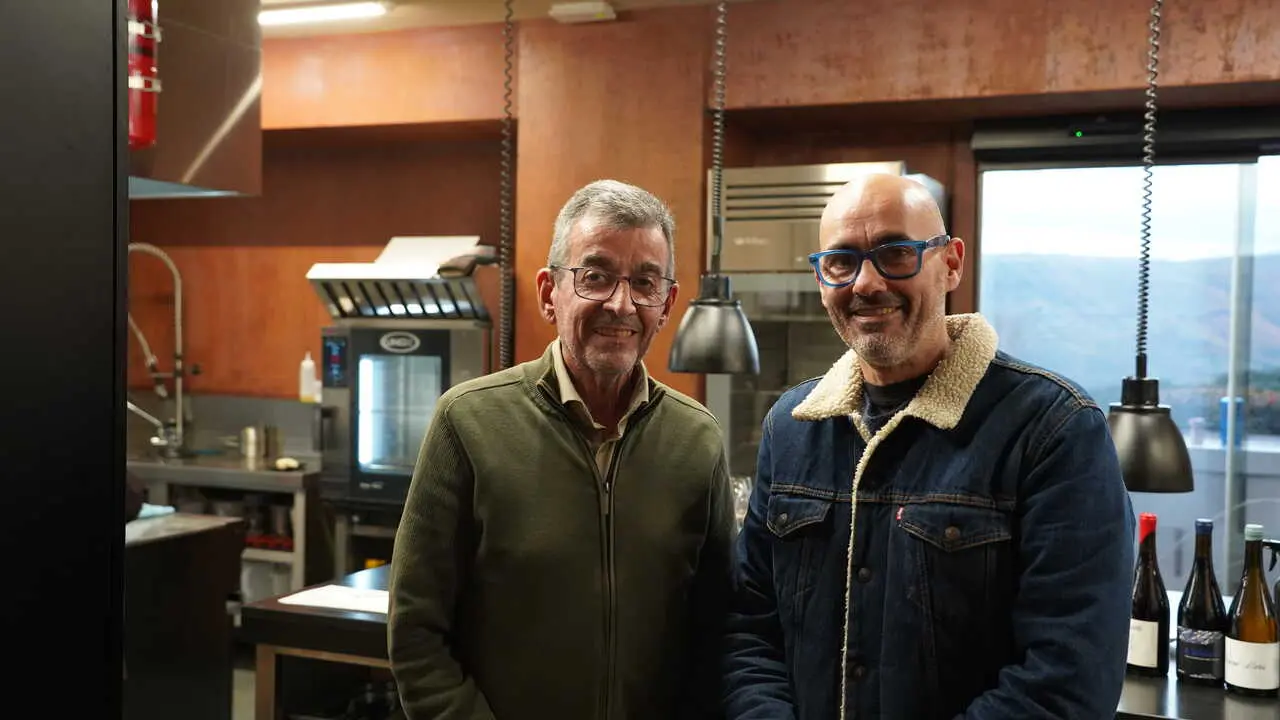 Fern&aacute;ndez Guiti&aacute;n, con Centeno, pregonero de la Feira do Vi&ntilde;o de Amandi de Sober