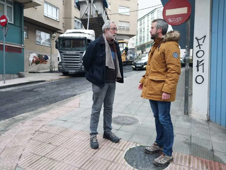 &Aacute;lex Penas y Rub&eacute;n Arroxo, en una de las calles renovadas
