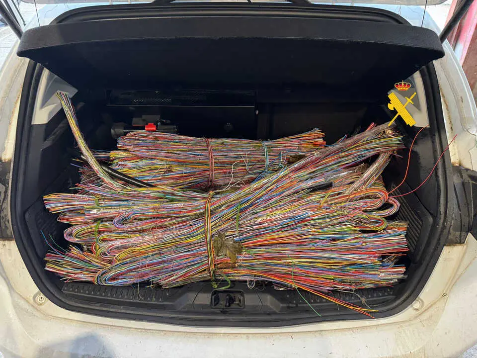 Cable sustra&iacute;do por dos personas y localizado en Sarria