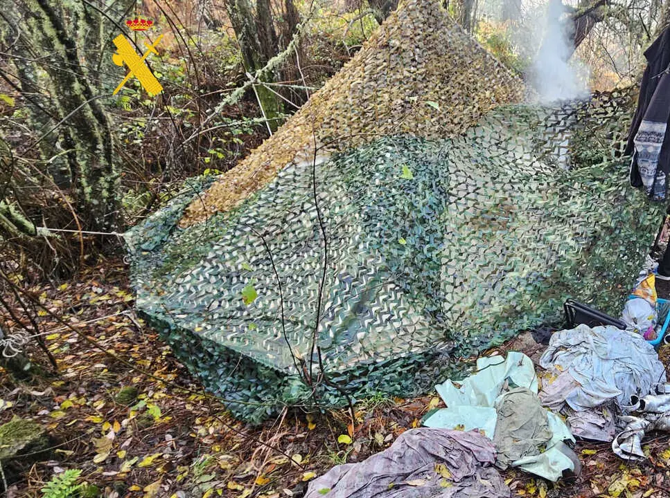 La tienda de campa&ntilde;a estaba cubierta con una red de camuflaje