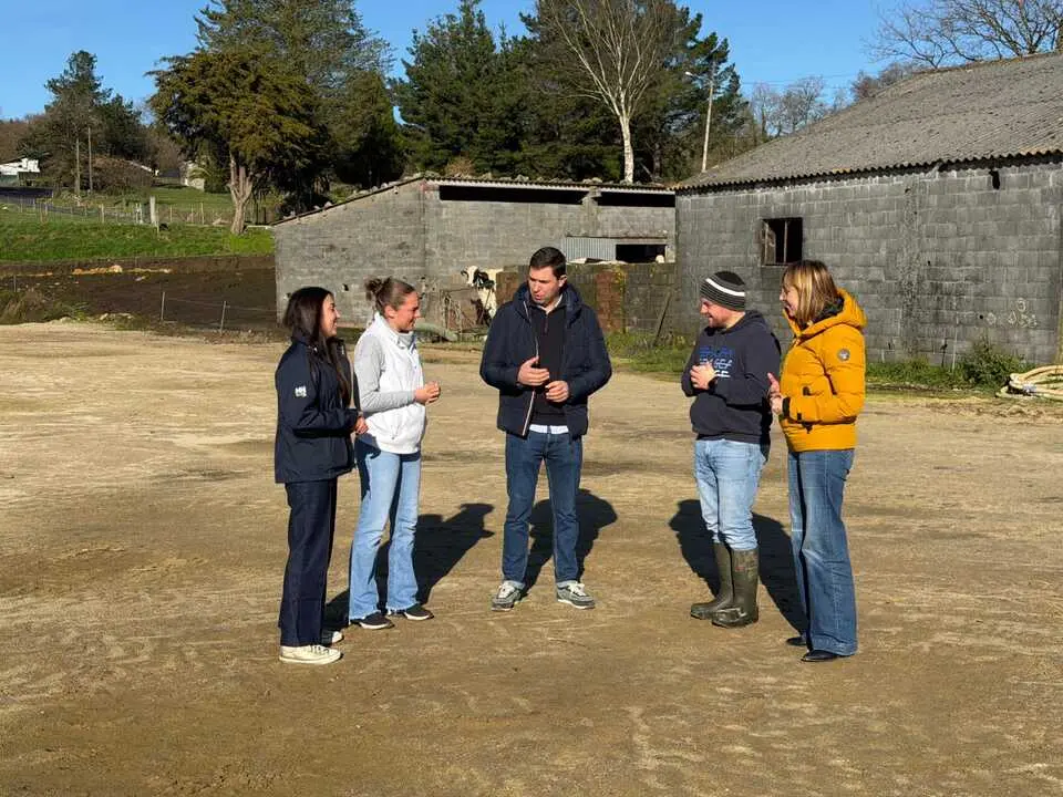 Enrique Barreiro, Nicole Grueira e Raquel Arias na explotaci&oacute;n gandeira L&aacute;cteos Conchy 02