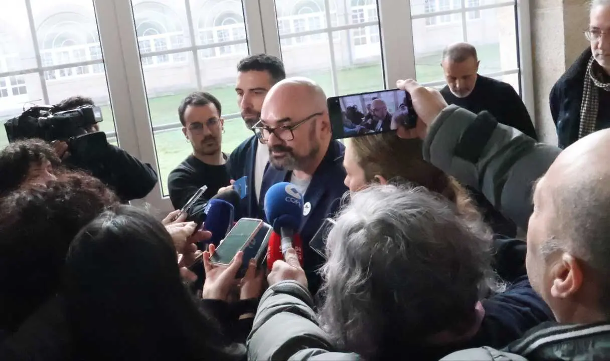 Efr&eacute;n Castro e Iria Castro atienden a los medios de comunicaci&oacute;n