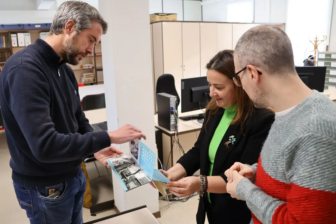 Rub&eacute;n Arroxo y Cristina L&oacute;pez presentaron el calendario municipal de 2026