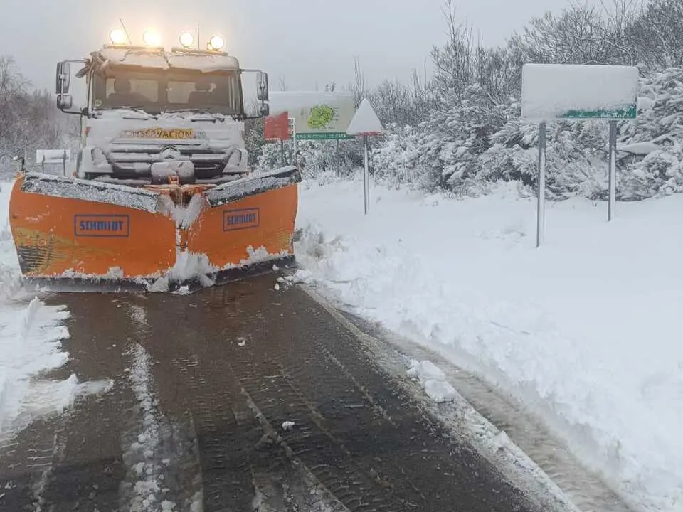 Arquivo. Traballo para despexar a neve na Monta&ntilde;a en decembro