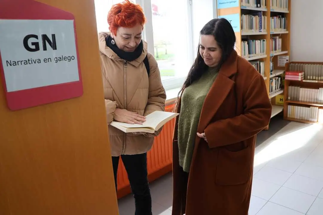 Maite Ferreiro e Iria Buide, en la Biblioteca Isidro Novo