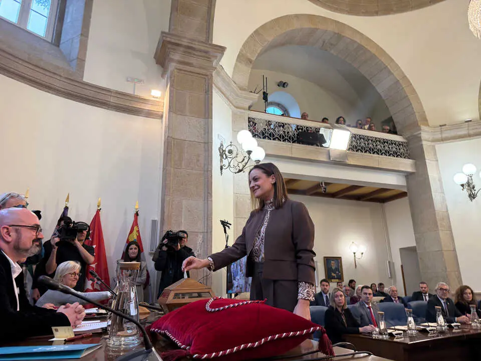 Carmela L&oacute;pez, durante la votaci&oacute;n en el pleno extraordinario