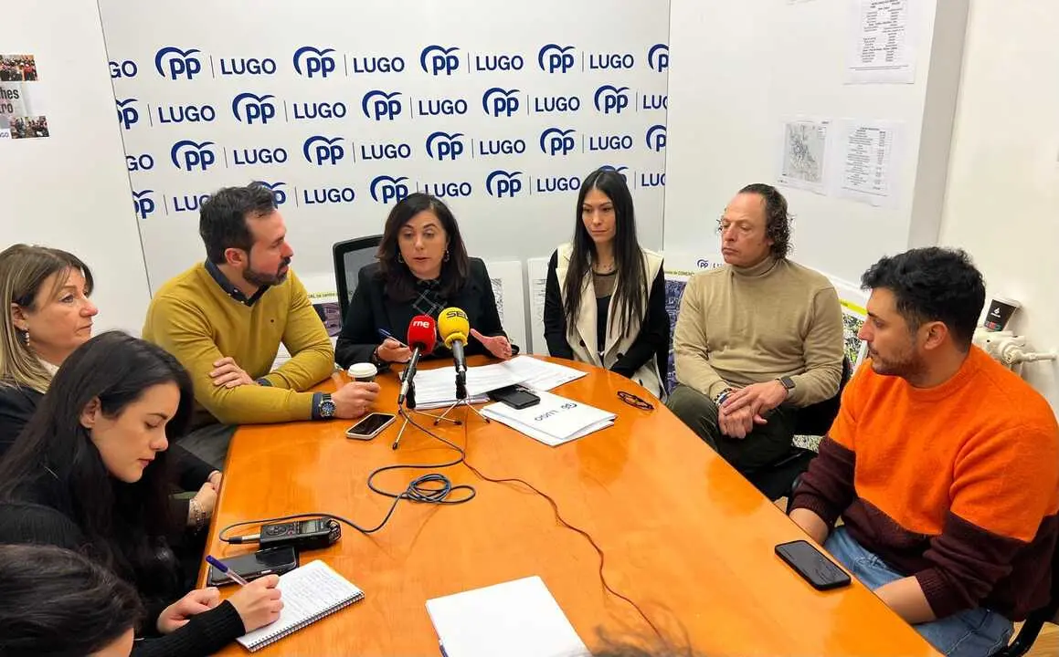 Elena Candia y varios concelleiros populares, durante la comparecencia ante los medios