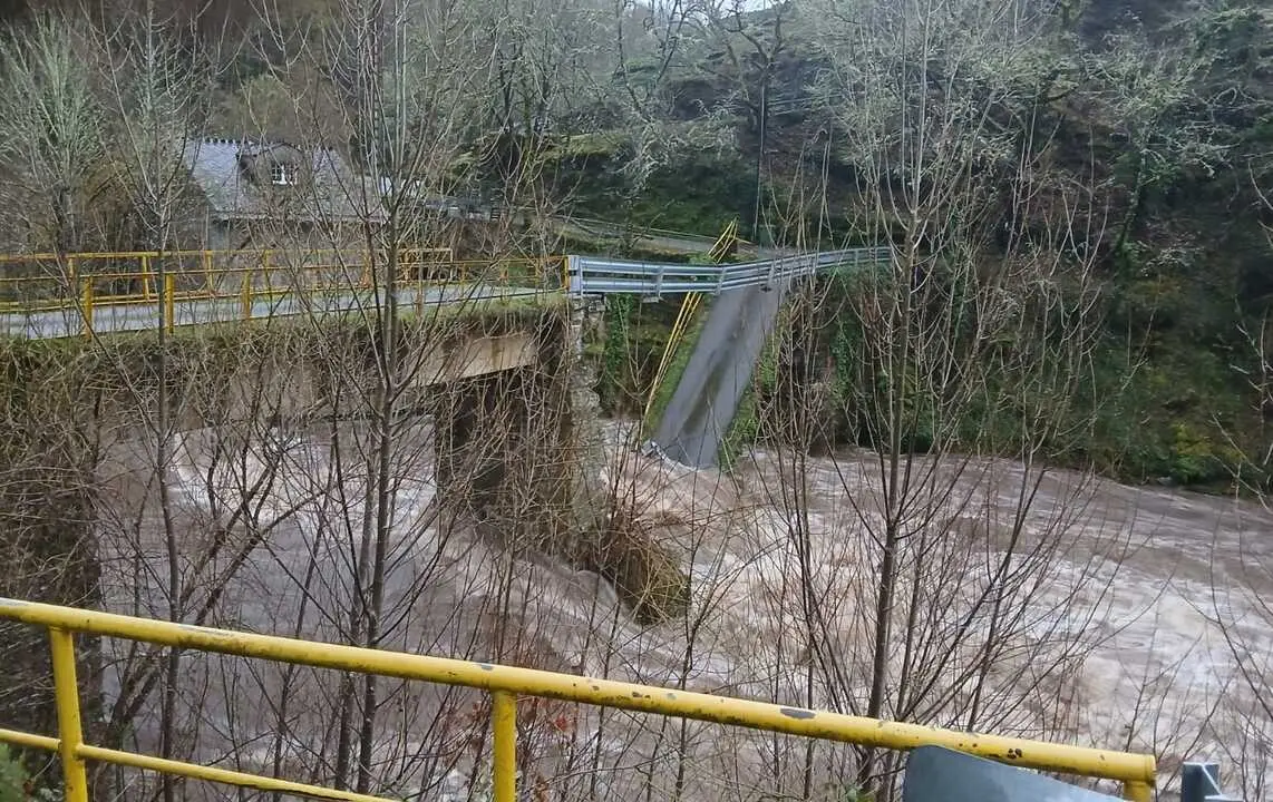 27012026 Ca&iacute;da dunha ponte en Navia LU-P-3501