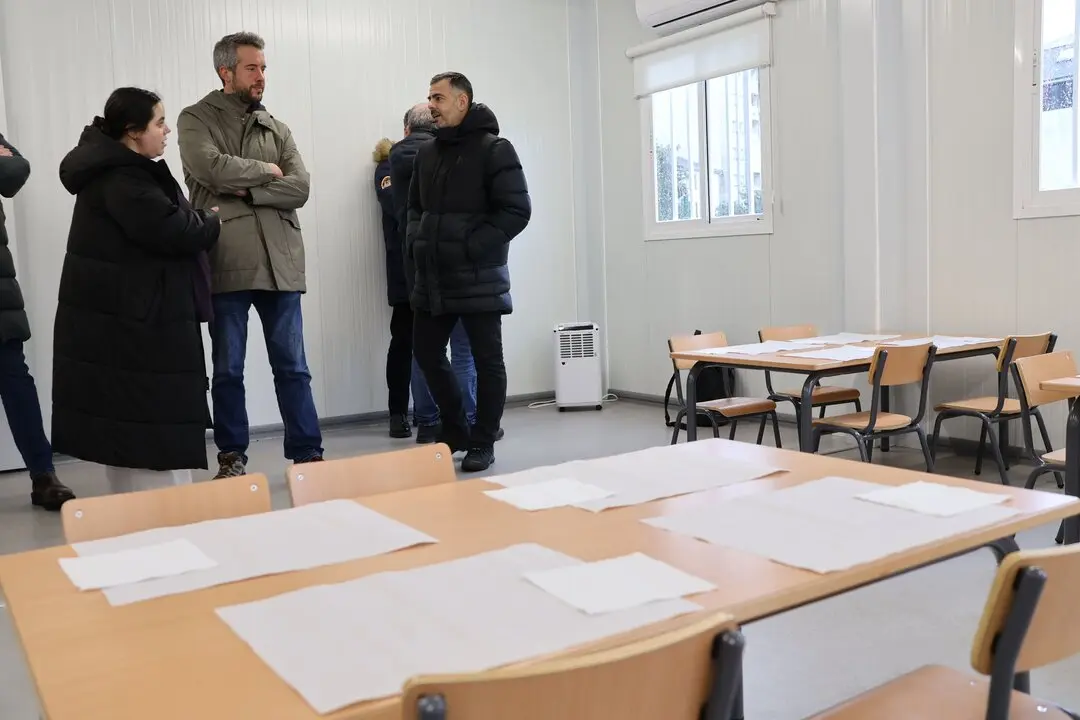Rub&eacute;n Arroxo e Iria Buide, durante la visita al comedor del Fingoi II