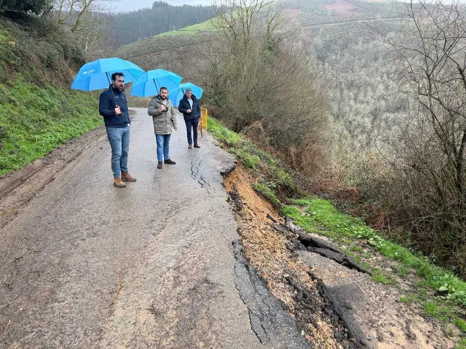 Antonio Ameijide, con Jes&uacute;s N&uacute;&ntilde;ez y &Oacute;scar Fern&aacute;ndez en el lugar en el que se produjo el desprendimiento en la LU-P-1402