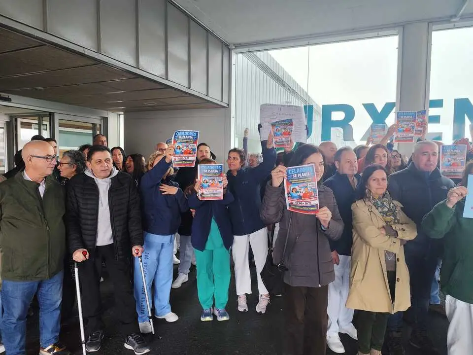 Los celadores de Urgencias se concentraron esta tarde en el HULA