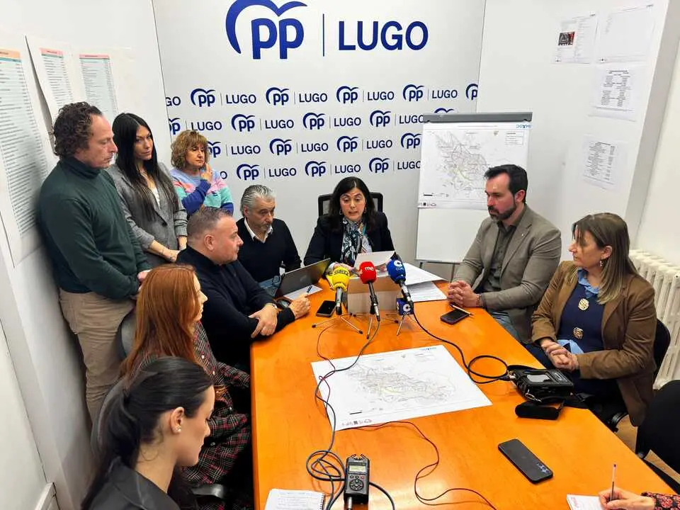 Los concelleiros del PP de Lugo, durante una rueda de prensa